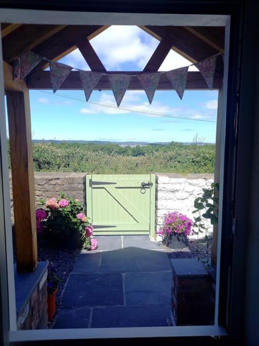 Cosy 2 Bed Cottage Between Snowdonia And The Sea Llandegai Exterior foto